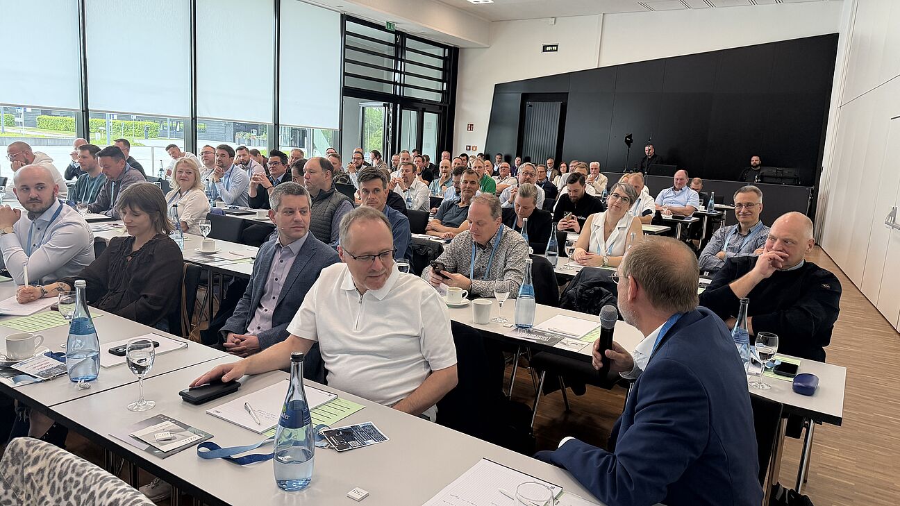 Fachtagung Technische Sauberkeit 2026 - Teilnehmer stellt Frage an Speaker und hat ein Mikorofon in der Hand