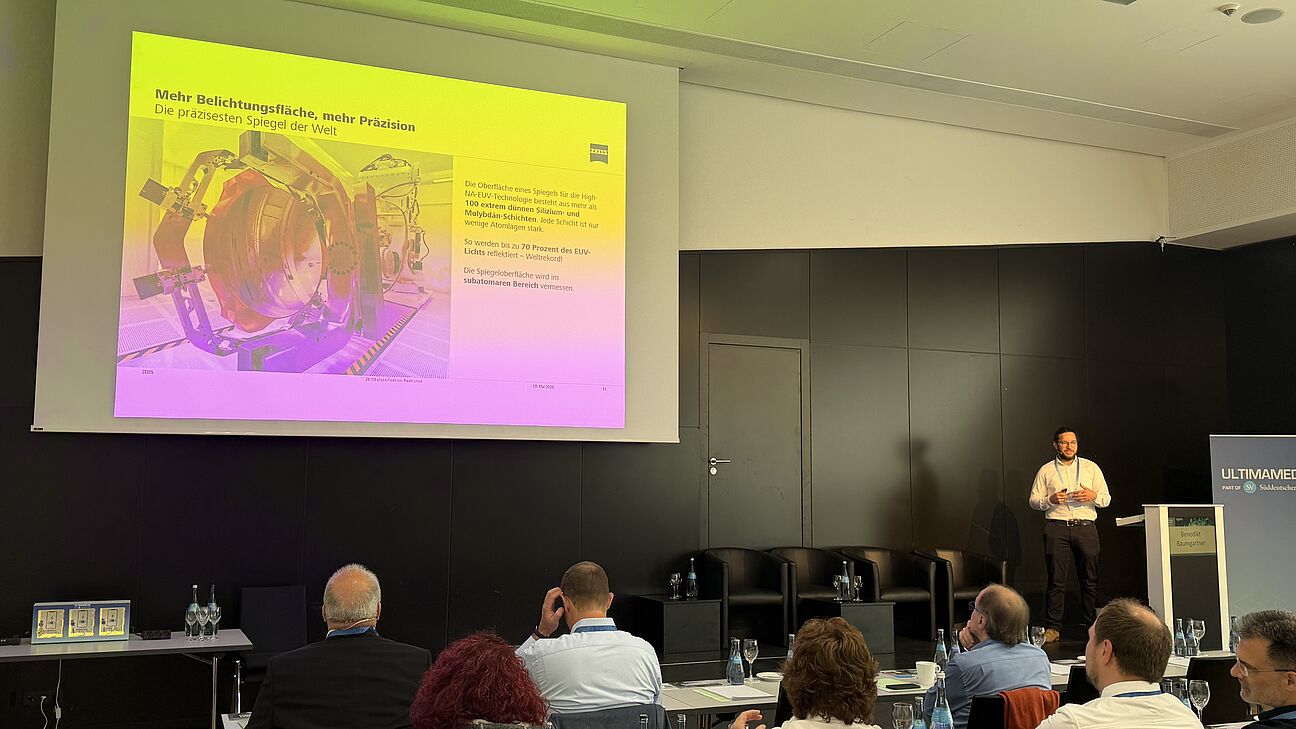 Fachtagung Technische Sauberkeit 2026 - Speaker auf der Bühne hält seinen Vortrag mit einer Präsentation die er den Teilnehmern zeigt