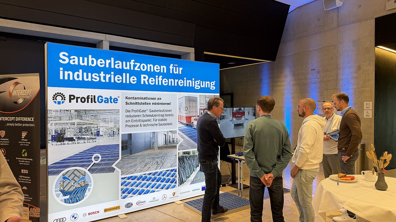 Fachtagung Technische Sauberkeit 2026 - Ausstellerbereich ProfilGate. Teilnehmer unterhalten sich mit Aussteller