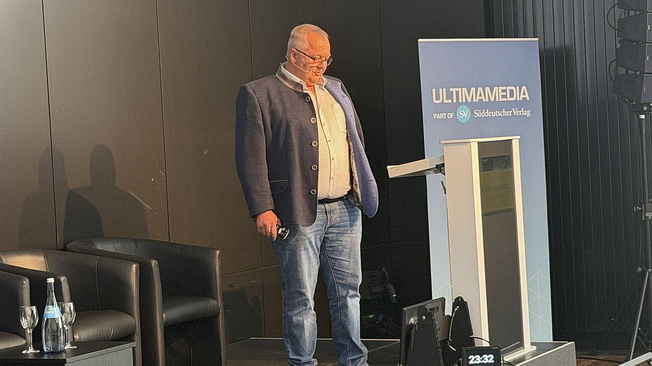 Fachtagung Technische Sauberkeit 2026 - Speaker auf der Bühne hält seinen Vortrag mit einer Präsentation die er den Teilnehmern zeigt