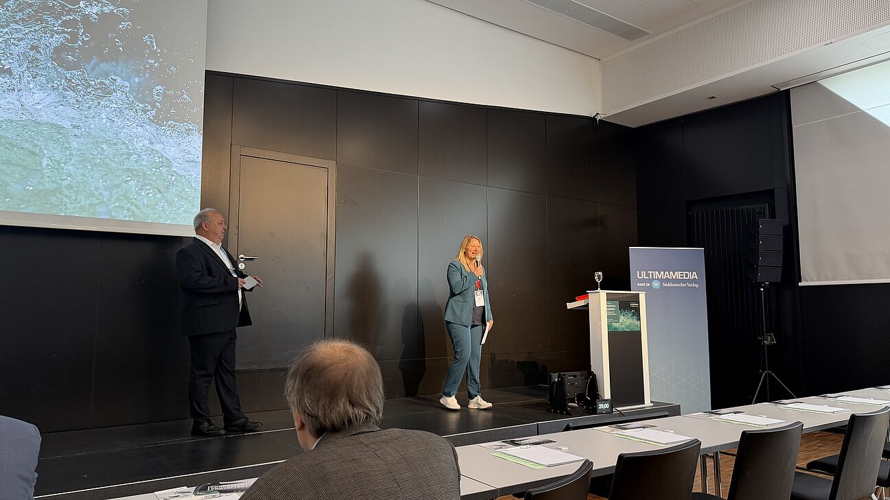 Fachtagung Technische Sauberkeit 2026 - Franziska Blume steht auf der Bühne und eröffnet die Fachtagung